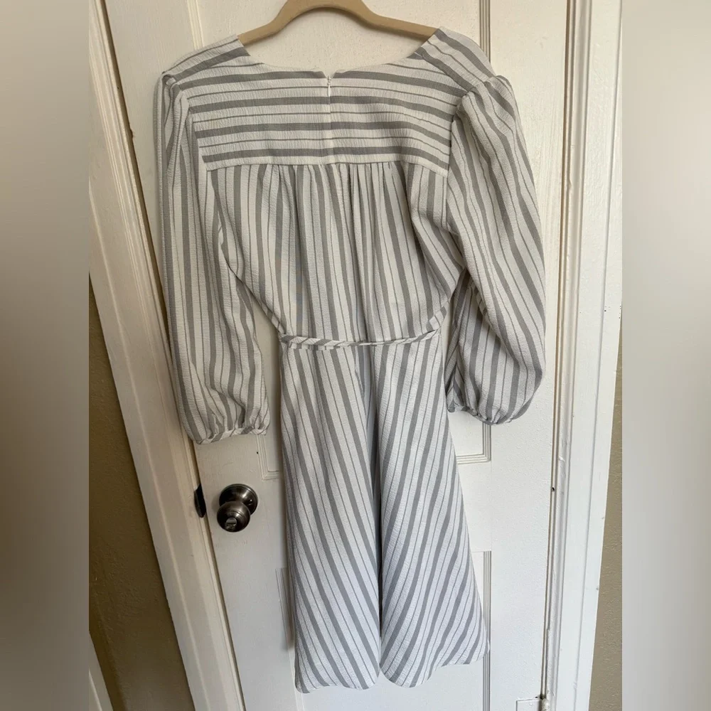 Calvin Klein Gray & White Striped Wrap Midi Dress w/ long sleeves. Size 12 - Picture 4 of 4